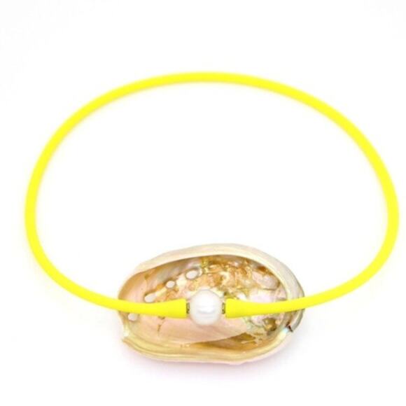 Janis The Pearl Silicone Freshwater Pearl Necklaces Waterproof Lemon Yellow - Picture 1 of 5